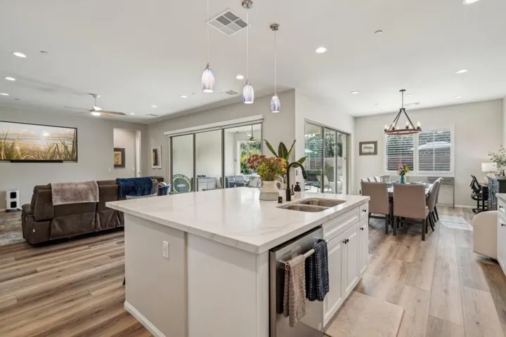 16-web-or-mls-Pinnacle Vista Dr-3004-016