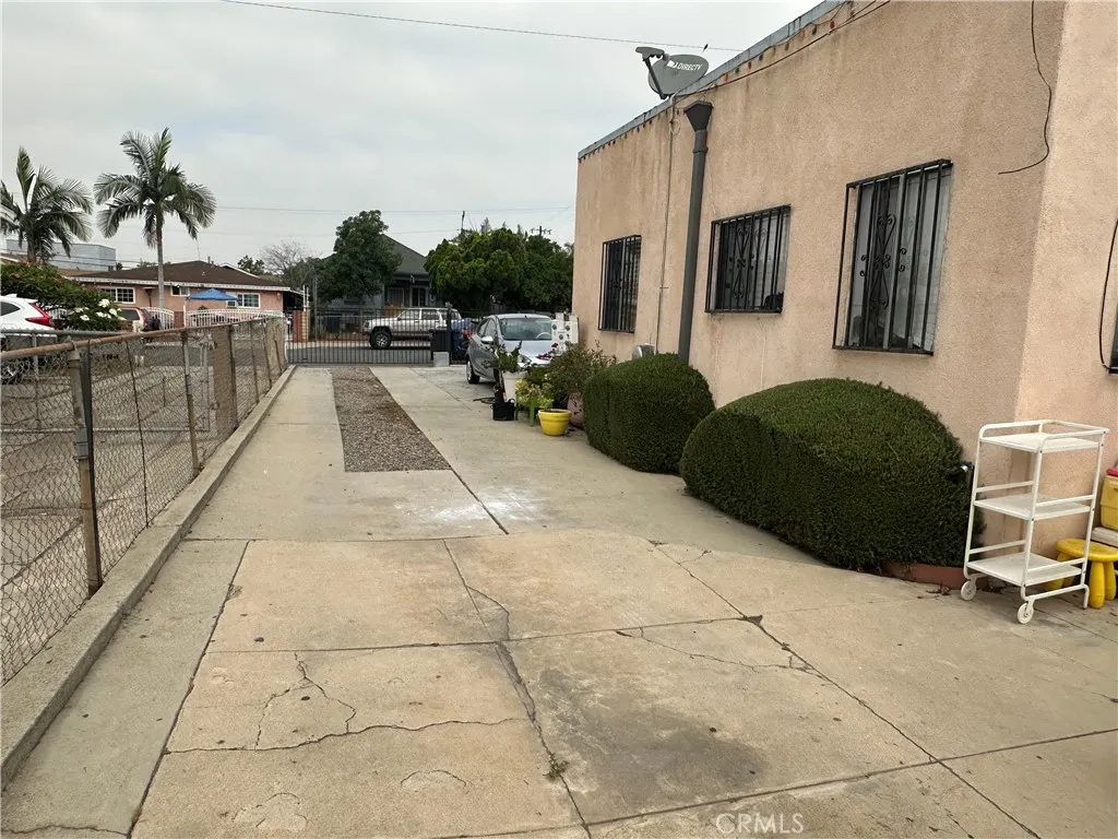 606 S Kern Avenue, East Los Angeles, California 90022, ,Residential Income,For Sale,Kern,CV25097203
