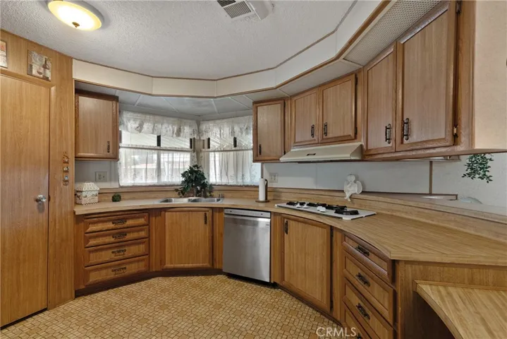 loads of cabinet and counter space