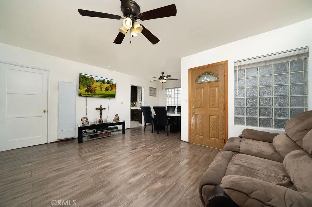 1125 W 129th Street, Gardena, California 90247 home-pic-2