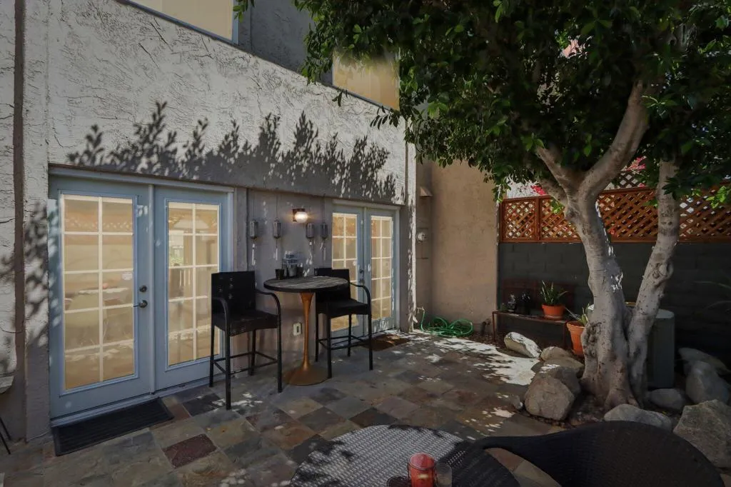 110 E Via Escuela E, Palm Springs, California 92262 home-pic-34