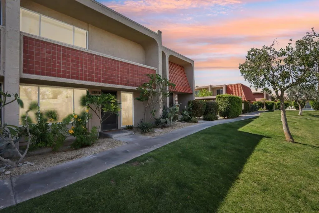 110 E Via Escuela E, Palm Springs, California 92262 home-pic-46