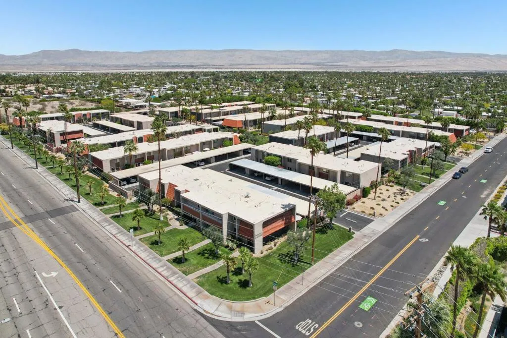 110 E Via Escuela E, Palm Springs, California 92262 home-pic-52