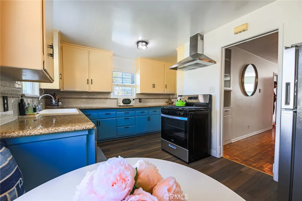 3815 W Heffron Dr, Burbank, California 91505 home-pic-25