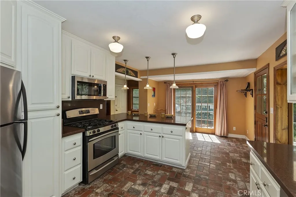 242 Holiday Drive, Lake Arrowhead, California 92352 home-pic-23