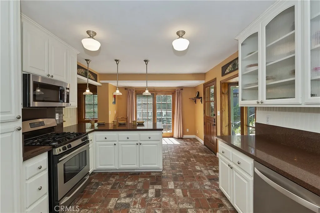 242 Holiday Drive, Lake Arrowhead, California 92352 home-pic-24