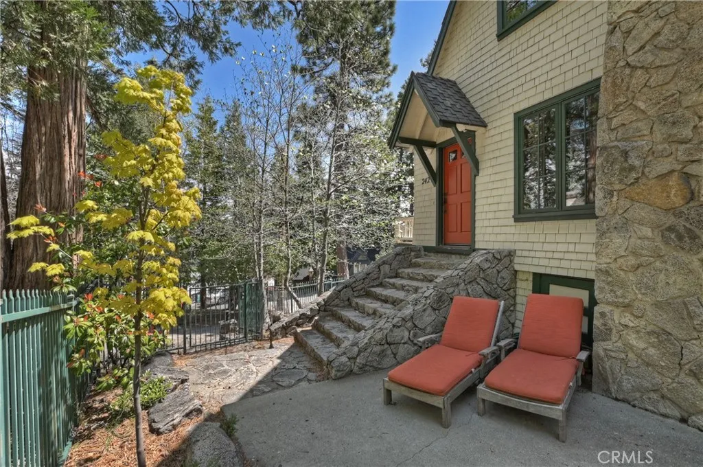242 Holiday Drive, Lake Arrowhead, California 92352 home-pic-5