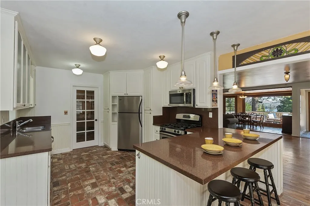 242 Holiday Drive, Lake Arrowhead, California 92352 home-pic-20