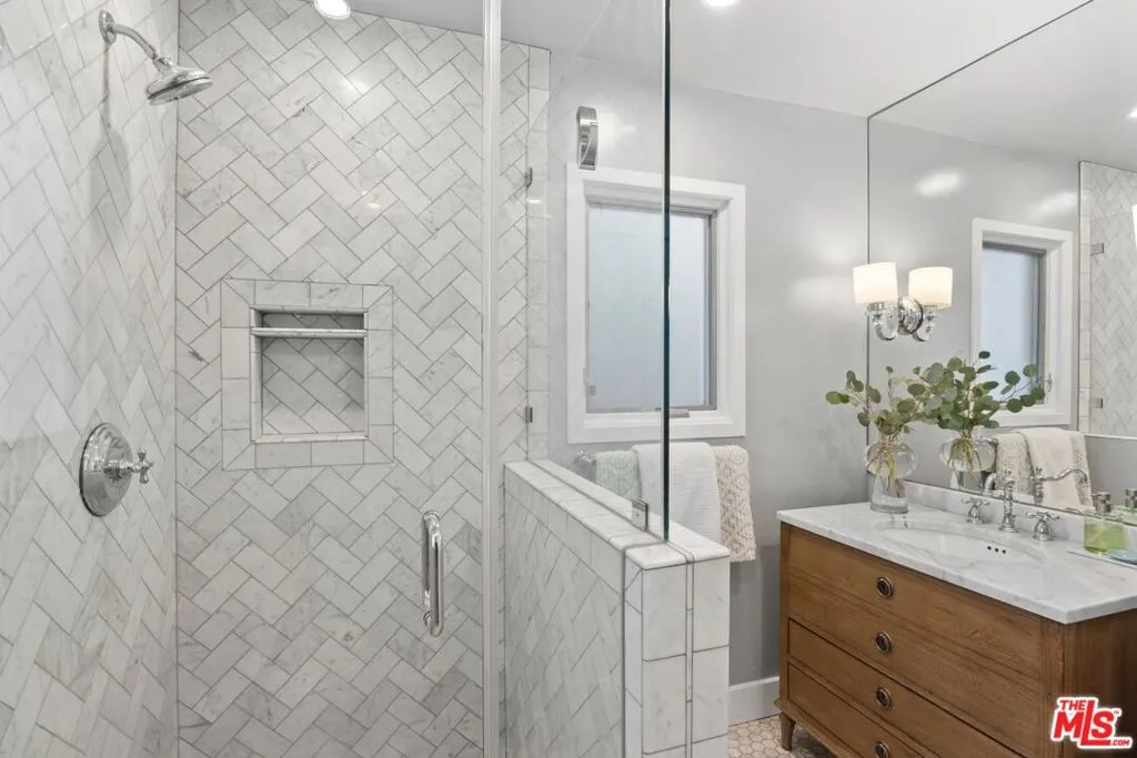 15601 Woodfield Place, Sherman Oaks, California 91403 home-pic-15