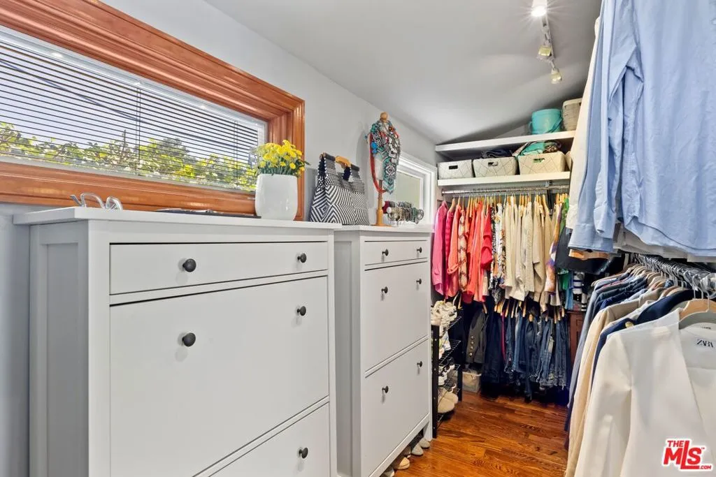 15601 Woodfield Place, Sherman Oaks, California 91403 home-pic-13