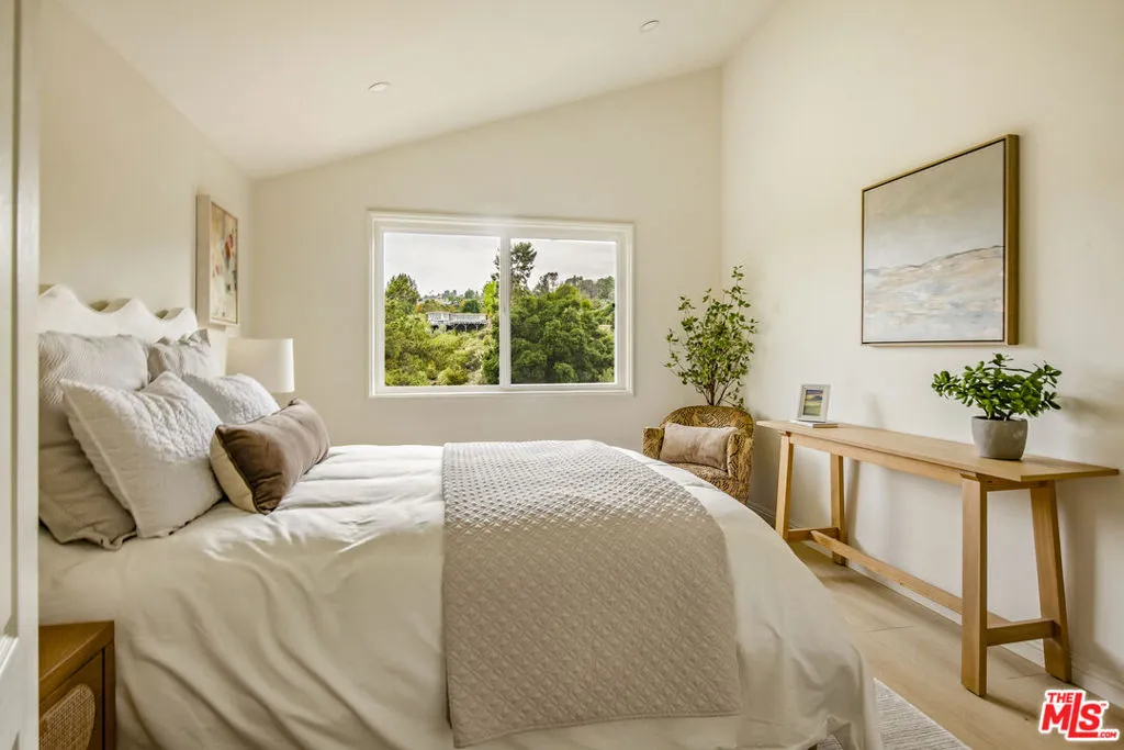 19542 Greenbriar Drive, Tarzana, California 91356 home-pic-24