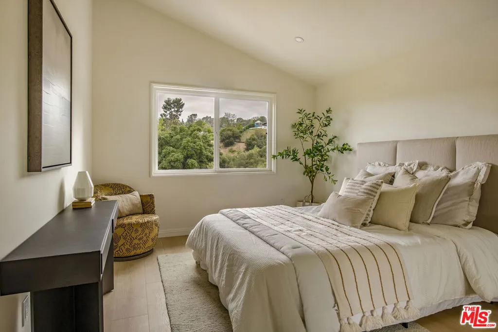 19542 Greenbriar Drive, Tarzana, California 91356 home-pic-25