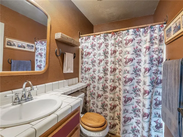 10373 Columbine Road, Oak Hills, California 92371