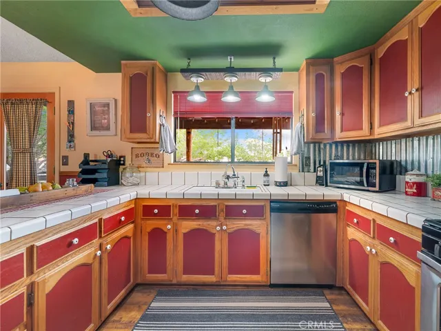10373 Columbine Road, Oak Hills, California 92371