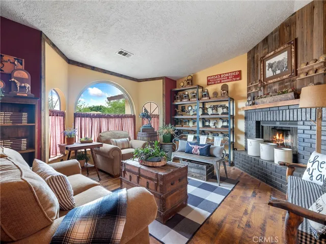 10373 Columbine Road, Oak Hills, California 92371