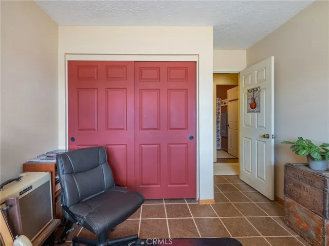 10373 Columbine Road, Oak Hills, California 92371