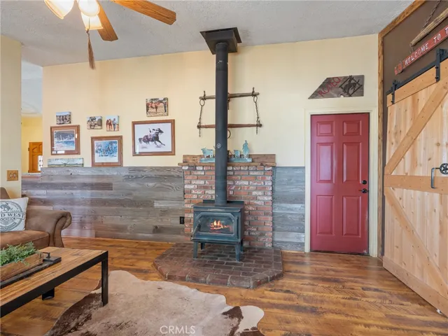 10373 Columbine Road, Oak Hills, California 92371