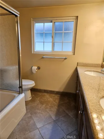 Guest Bathroom with Dual Sinks and a Bathtub