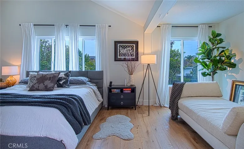 215 E 20th Street, Costa Mesa, California 92627