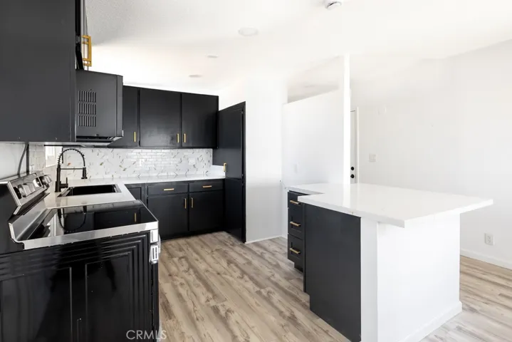 KITCHEN WITH COUNTER TOP FOR PREPPING
