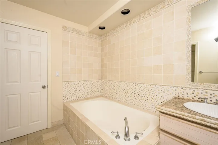 2233 Martin 213, Irvine, California 92612