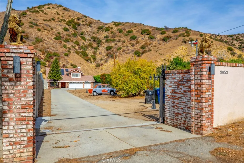 9653 La Tuna Canyon Road, Sun Valley, California 91352 home-pic-2