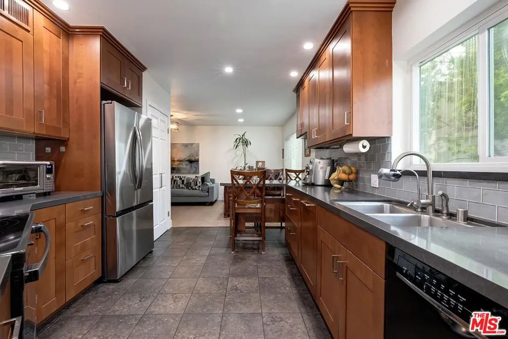 1454 Reeves Street 2, Los Angeles, California 90035 home-pic-3