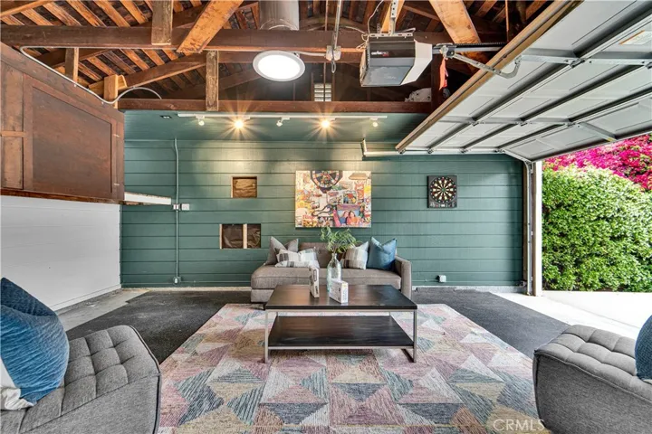 21820 Dumetz Road, Woodland Hills, California 91364