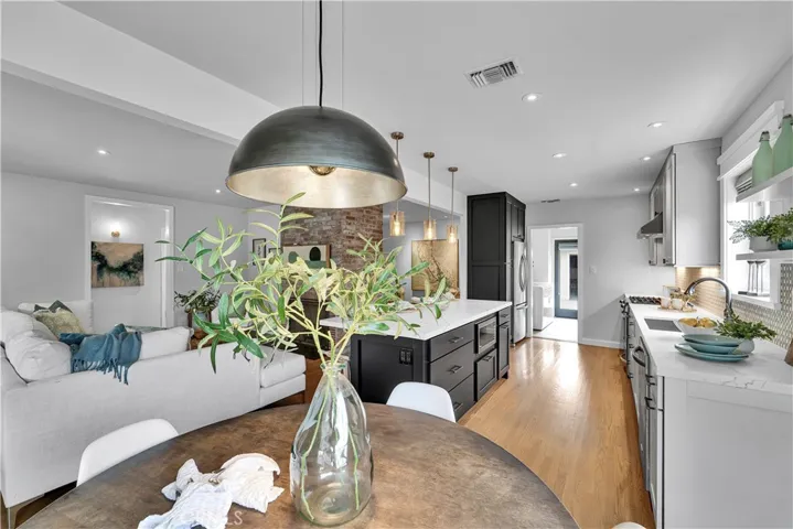 21820 Dumetz Road, Woodland Hills, California 91364