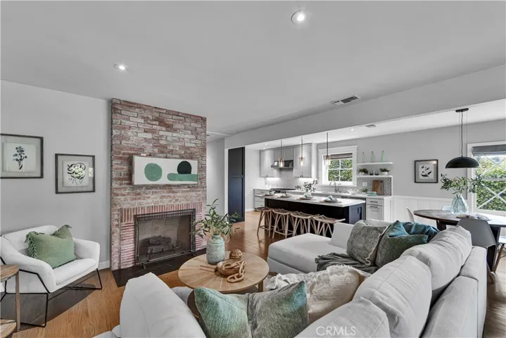 21820 Dumetz Road, Woodland Hills, California 91364