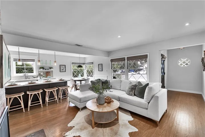 21820 Dumetz Road, Woodland Hills, California 91364
