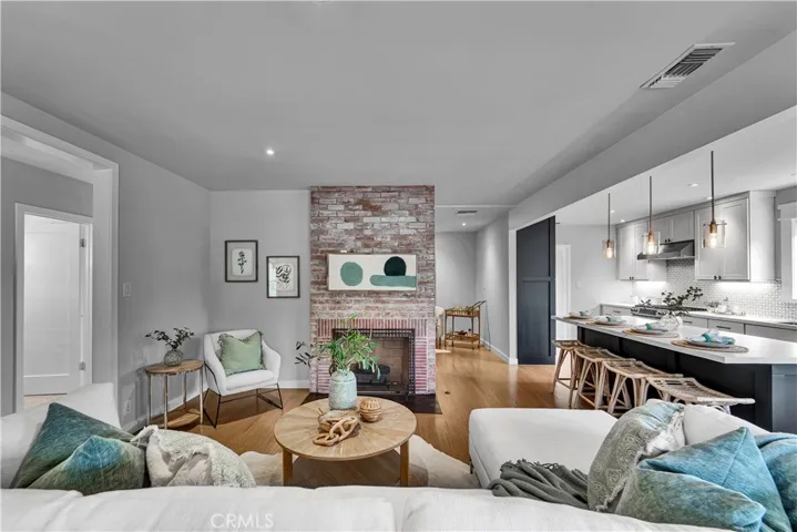 21820 Dumetz Road, Woodland Hills, California 91364
