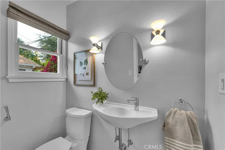 21820 Dumetz Road, Woodland Hills, California 91364
