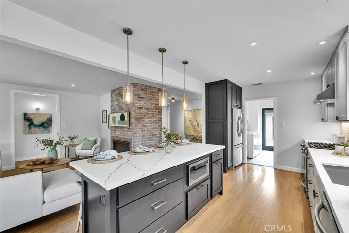 21820 Dumetz Road, Woodland Hills, California 91364