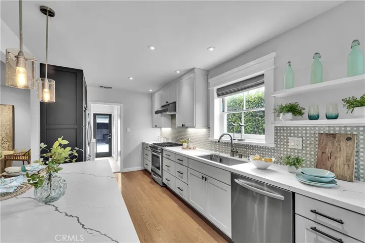 21820 Dumetz Road, Woodland Hills, California 91364