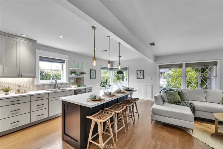 21820 Dumetz Road, Woodland Hills, California 91364