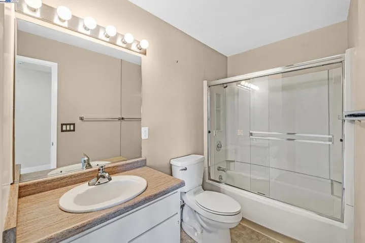 2nd bath vanity & tub/shower