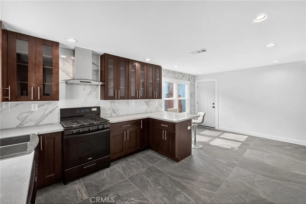208 S Burris Avenue, Compton, California 90221 home-pic-8