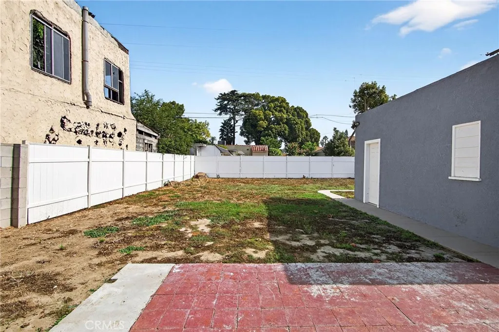 208 S Burris Avenue, Compton, California 90221 home-pic-24