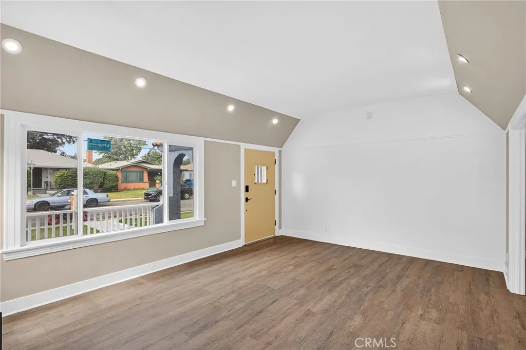 208 S Burris Avenue, Compton, California 90221 home-pic-2