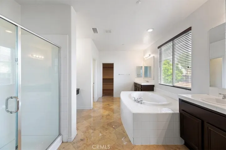 Primary Bedroom en-suite bath