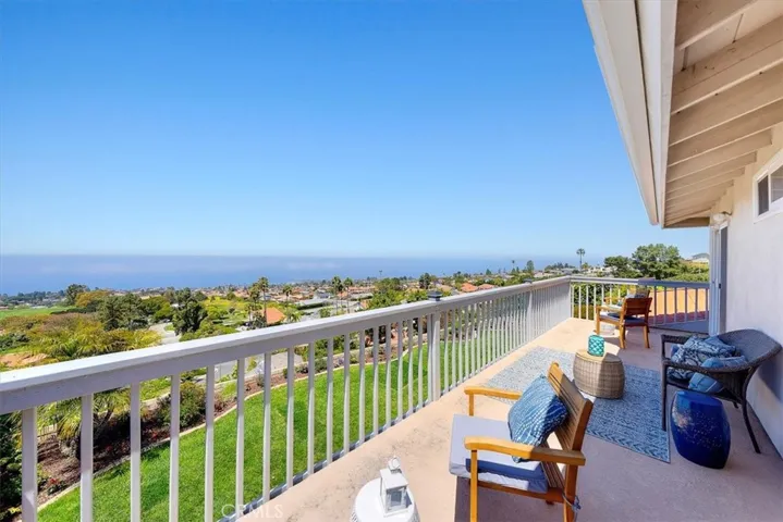 You balcony gives you unrivaled ocean and catalina views.