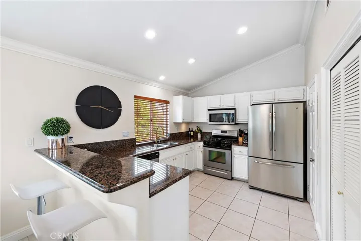 KITCHEN / BAR COUNTER