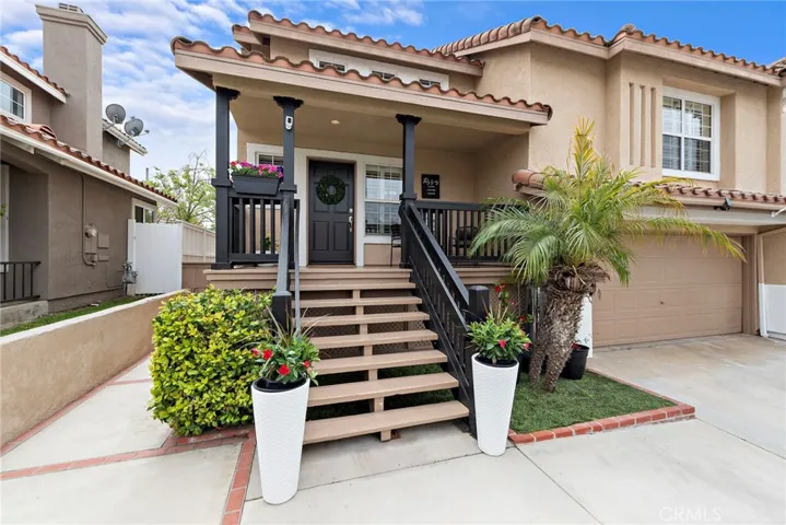 FRONT OF HOUSE - PORCH CLOSE UP