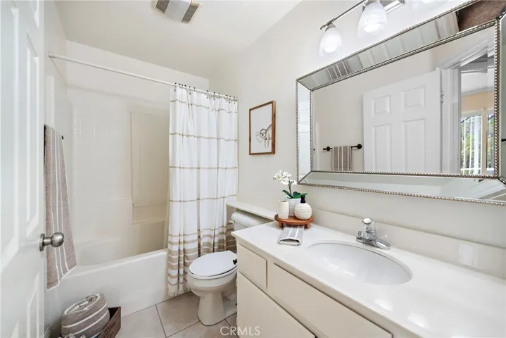 DOWNSTAIRS BATHROOM - LIGHT AND BRIGHT
