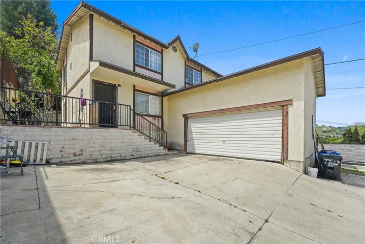 Back Unit with 5 beds 2.5 & direct access to the kitchen from the 2 car gar.