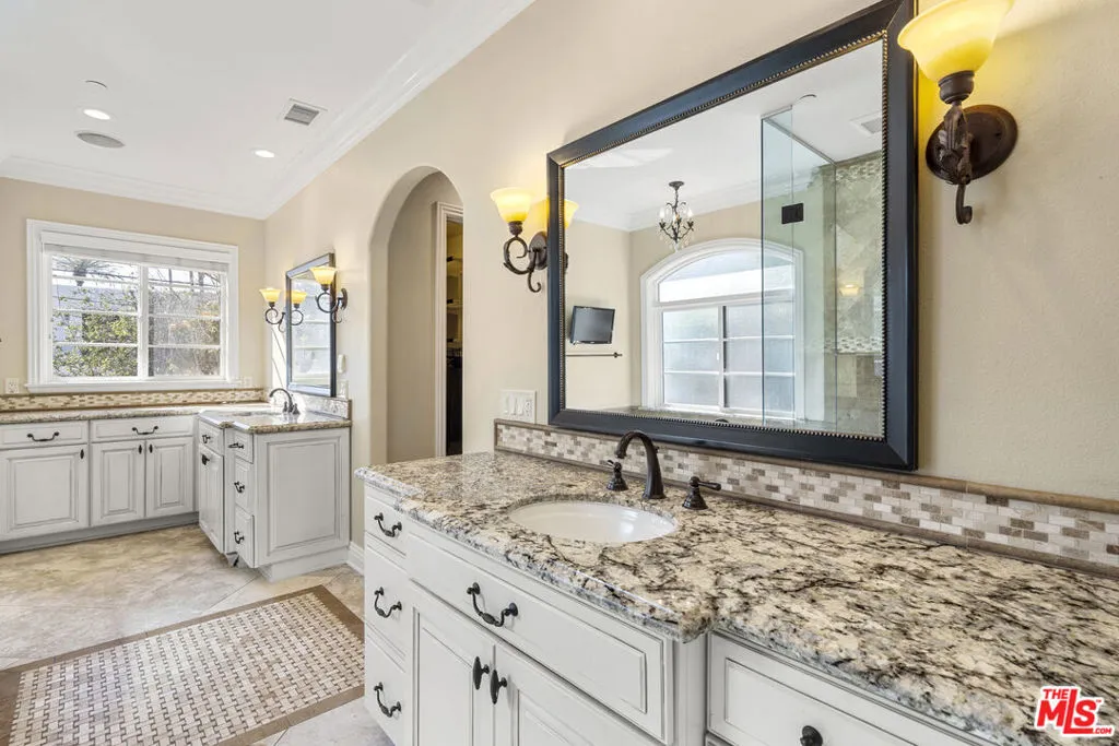 313 S Oakhurst Drive, Beverly Hills, California 90212 home-pic-13