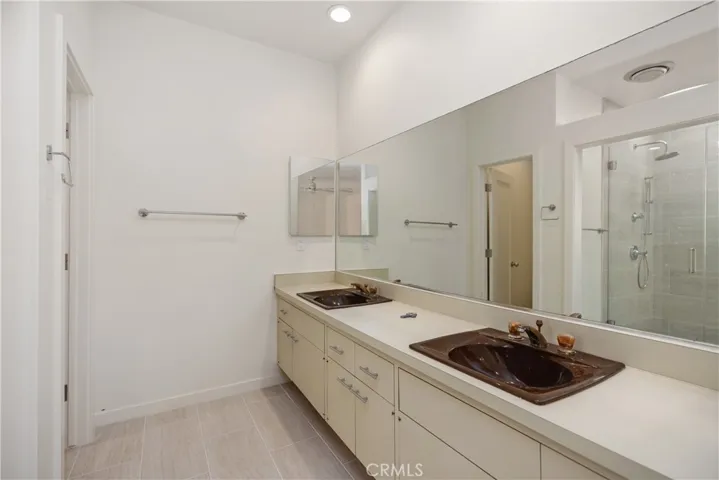 Dual sinks with private toilet area