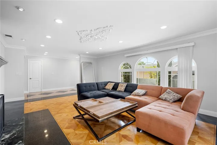 7980 Hollywood Way, Sun Valley, California 91352