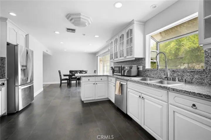 7980 Hollywood Way, Sun Valley, California 91352